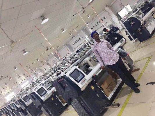 Produzione di maglioni con macchina di maglieria piatta computerizzata professionale
