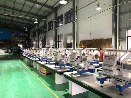 precisione Cambiamento automatico di colore e taglio Macchina di ricamo al computer con 4 teste