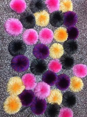 Vivi la maglieria come mai prima d'ora con 5000 PCS/ORA Keychain Pompom Machine