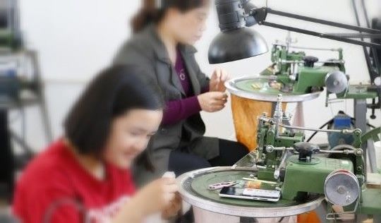Macchina per il collegamento di modelli di maglieria a trasferimento di tecnologia di sistema unico per maglioni