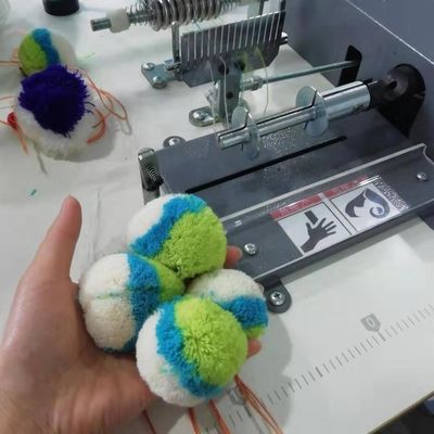 3 GG Macchina per le frange di pompom di poliestere per la produzione di pompom rotondi